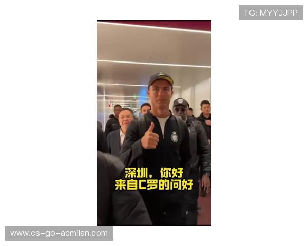 C罗被换下后球迷冲入场地请求合影遭安保人员带走引发关注 C罗被换下后球迷冲入场地请求合影遭安保人员带走引发关注