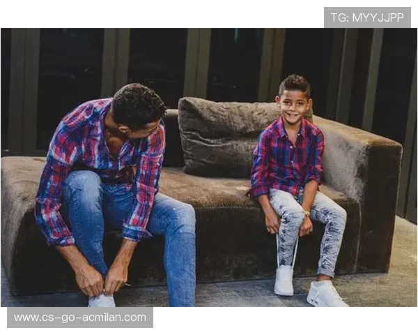 C罗带儿子参加训练营，父子合影上热搜